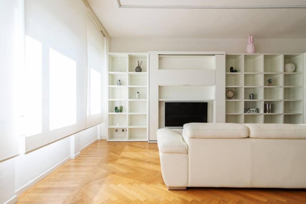 Bilocale Vista Sul Duomo Di Milano Apartment Bagian luar foto